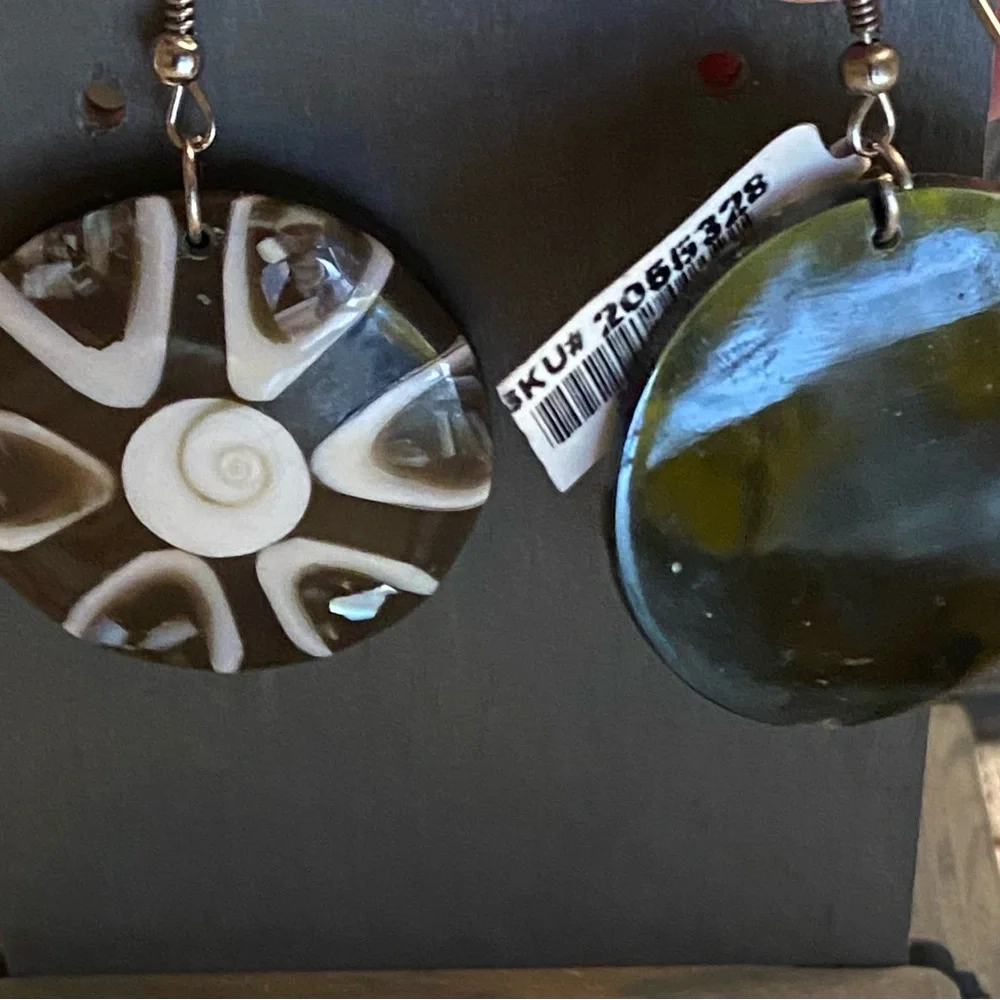 Shiva Shell earrings and necklace combination on twisted seed bead cord. NWT. - Picture 5 of 9